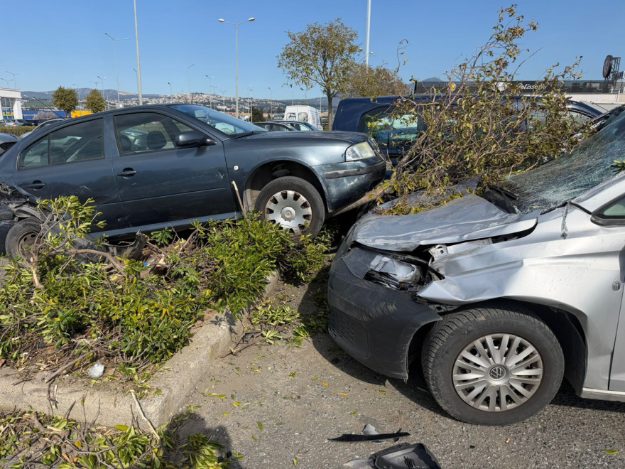 Οδηγός πήρε παραμάζωμα 9 αυτοκίνητα σε πάρκινγκ εμπορικού στη Θεσσαλονίκη, δύο ελαφρά τραυματίες
