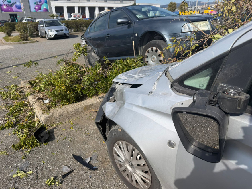 Οδηγός πήρε παραμάζωμα 9 αυτοκίνητα σε πάρκινγκ εμπορικού στη Θεσσαλονίκη, δύο ελαφρά τραυματίες
