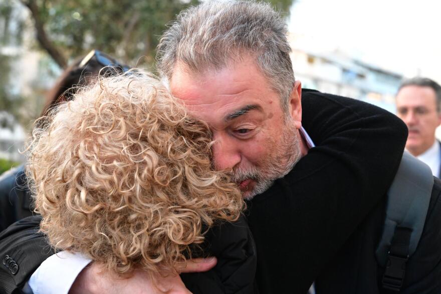 Δάκρυσε η Μάγδα Φύσσα μετά τη νέα καταδίκη της Χρυσής Αυγής: Παίρνω τον Παύλο μου και φεύγω, νικήσαμε, είπε μετά την ανακοίνωση των ποινών 