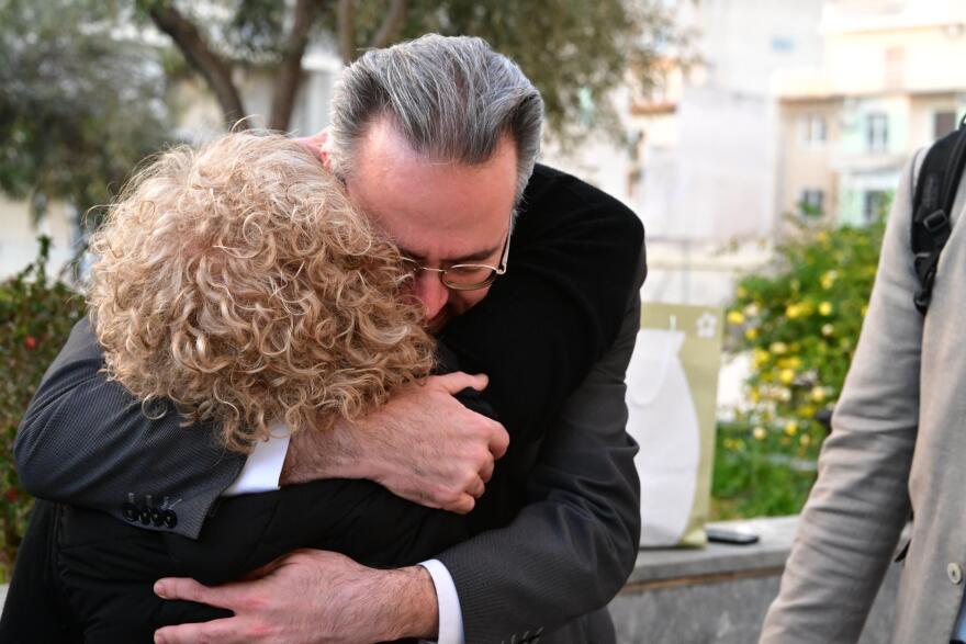 Δάκρυσε η Μάγδα Φύσσα μετά τη νέα καταδίκη της Χρυσής Αυγής: Παίρνω τον Παύλο μου και φεύγω, νικήσαμε, είπε μετά την ανακοίνωση των ποινών 