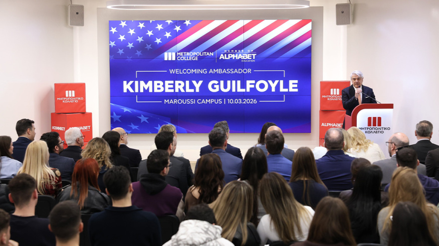 H Πρέσβης των Η.Π.Α., Κίμπερλι Γκίλφοϊλ, στο Μητροπολιτικό Κολλέγιο