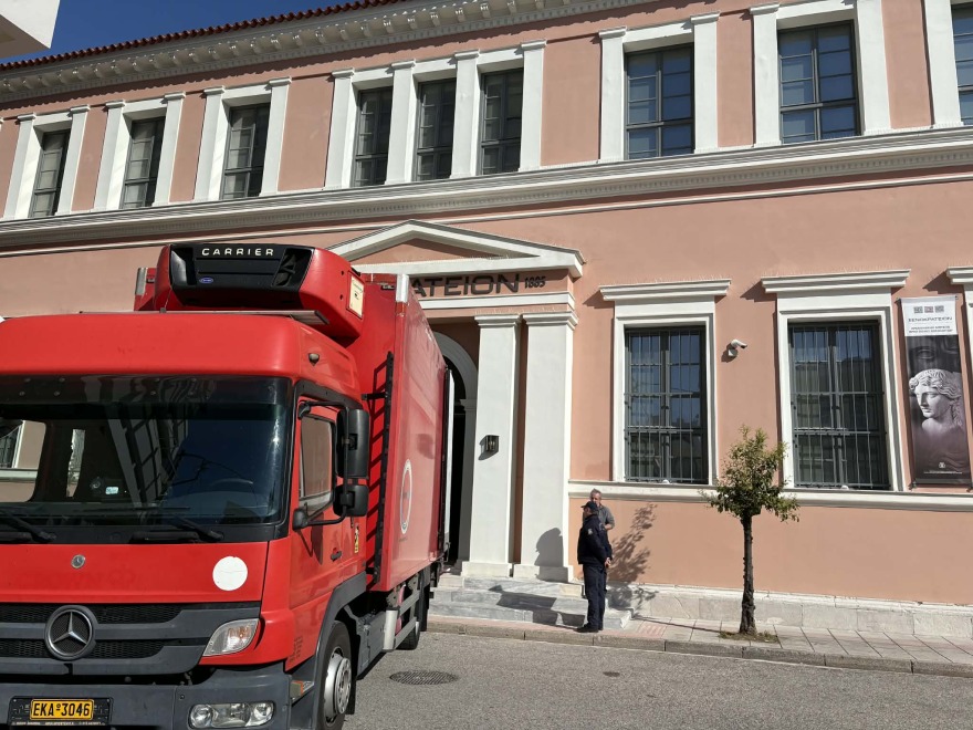 «Η Ελλάδα στα ερείπια του Μεσολογγίου»: Έφτασε στο Μεσολόγγι ο εμβληματικός πίνακας του Ντελακρουά, δείτε βίντεο 