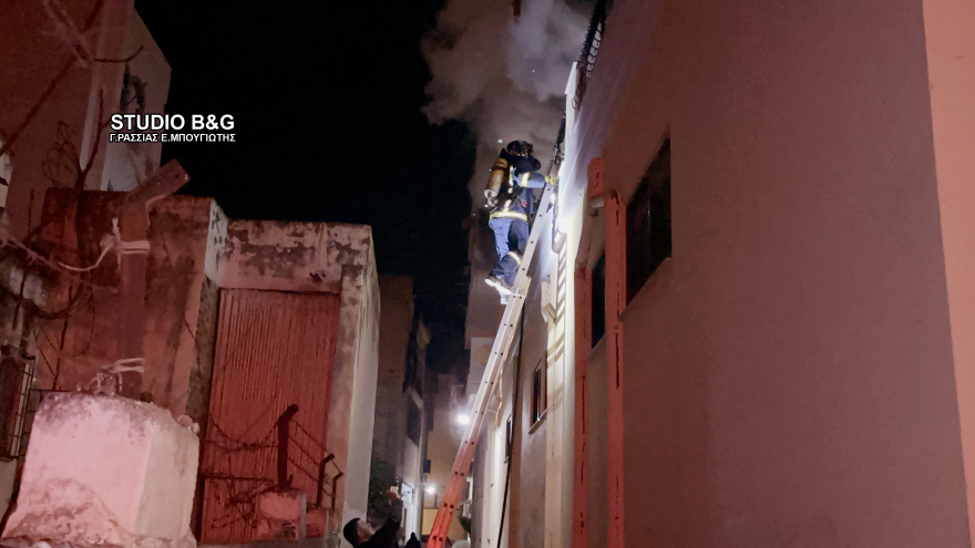 Φωτιά σε διαμέρισμα στο Αργος: Στο νοσοκομείο μια μητέρα με το παιδί της, δείτε εικόνες
