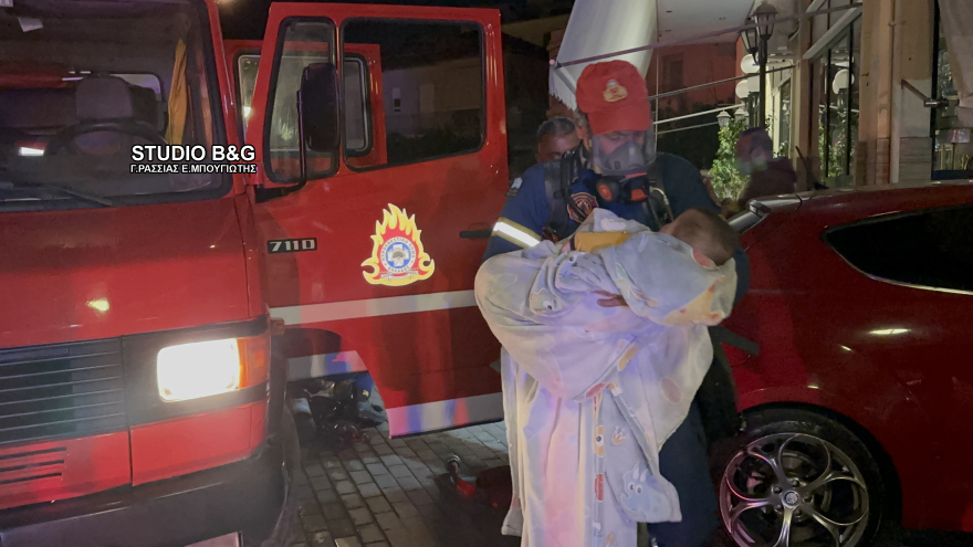 Φωτιά σε διαμέρισμα στο Αργος: Στο νοσοκομείο μια μητέρα με το παιδί της, δείτε εικόνες