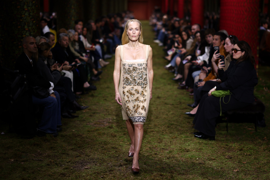 Τζίλιαν Άντερσον: Από ηθοποιός μοντέλο, περπάτησε σε πασαρέλα στην Εβδομάδα Μόδας του Παρισιού