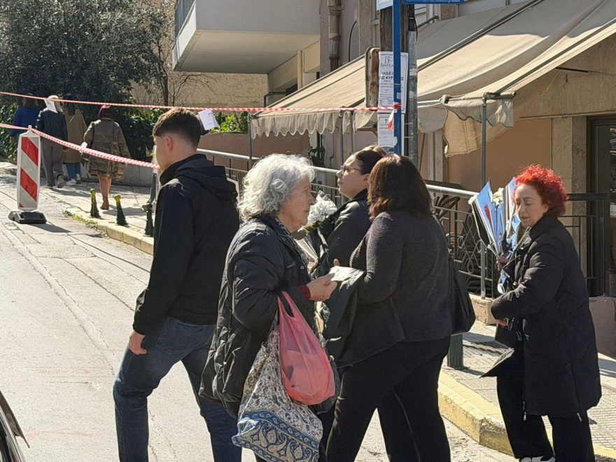 Οδύνη στην κηδεία του 25χρονου Παύλου που παρασύρθηκε από αυτοκίνητο στη Θεσσαλονίκη: «Σκότωσε το καλύτερο παιδί, είναι δολοφόνος»