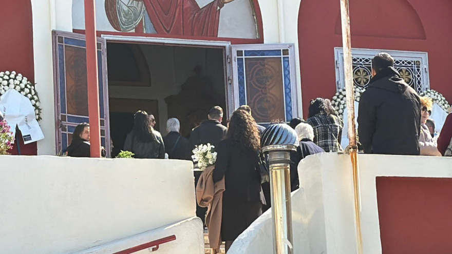 Οδύνη στην κηδεία του 25χρονου Παύλου που παρασύρθηκε από αυτοκίνητο στη Θεσσαλονίκη: «Σκότωσε το καλύτερο παιδί, είναι δολοφόνος»