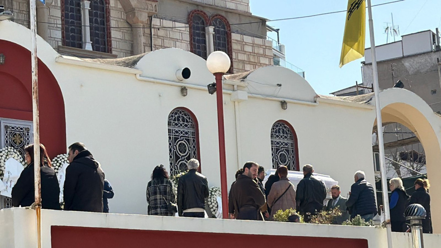 Οδύνη στην κηδεία του 25χρονου Παύλου που παρασύρθηκε από αυτοκίνητο στη Θεσσαλονίκη: «Σκότωσε το καλύτερο παιδί, είναι δολοφόνος»