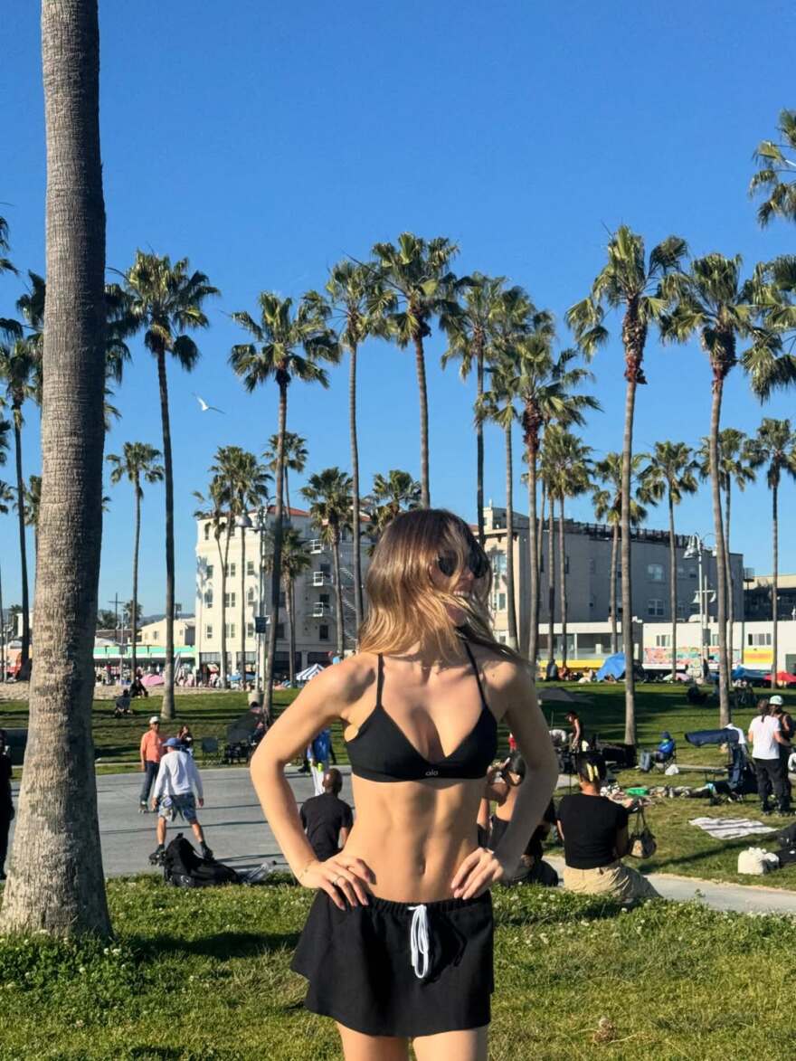 Κλέλια Ανδριολάτου: Ο χορός στους ρυθμούς του Bad Bunny σε παραλία της Καλιφόρνια, δείτε βίντεο
