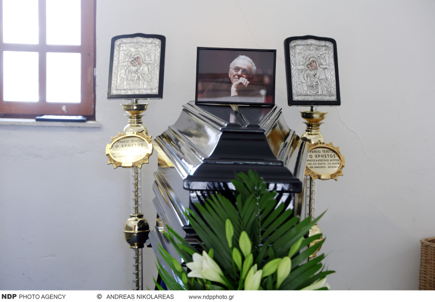 Συγκίνηση στην κηδεία του Γιώργου Πανουσόπουλου, καταρρακωμένη η Μπέτυ Λιβανού