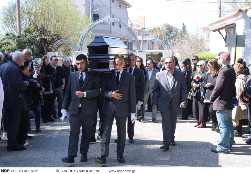 Συγκίνηση στην κηδεία του Γιώργου Πανουσόπουλου, καταρρακωμένη η Μπέτυ Λιβανού