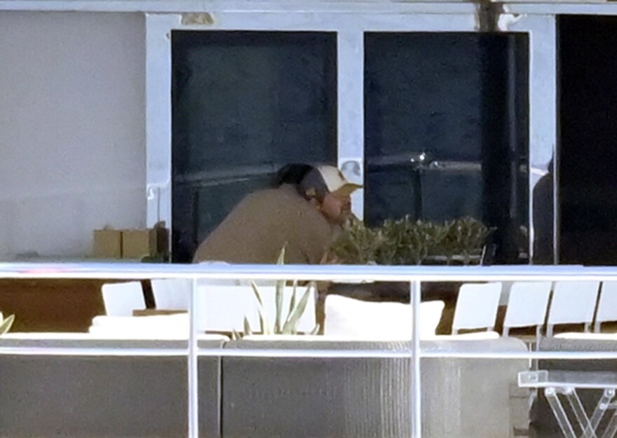 Ο Μπραντ Πιτ και η Ινές ντε Ραμόν σε πολυτελές σκάφος κατά τη διάρκεια γυρισμάτων στην Ελλάδα - Δείτε φωτογραφίες