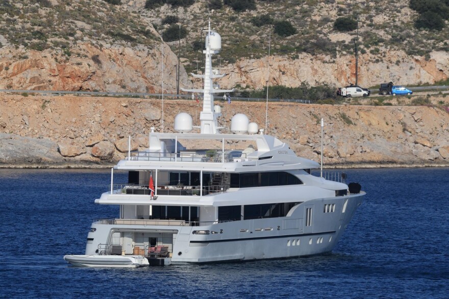 Ο Μπραντ Πιτ και η Ινές ντε Ραμόν σε πολυτελές σκάφος κατά τη διάρκεια γυρισμάτων στην Ελλάδα - Δείτε φωτογραφίες