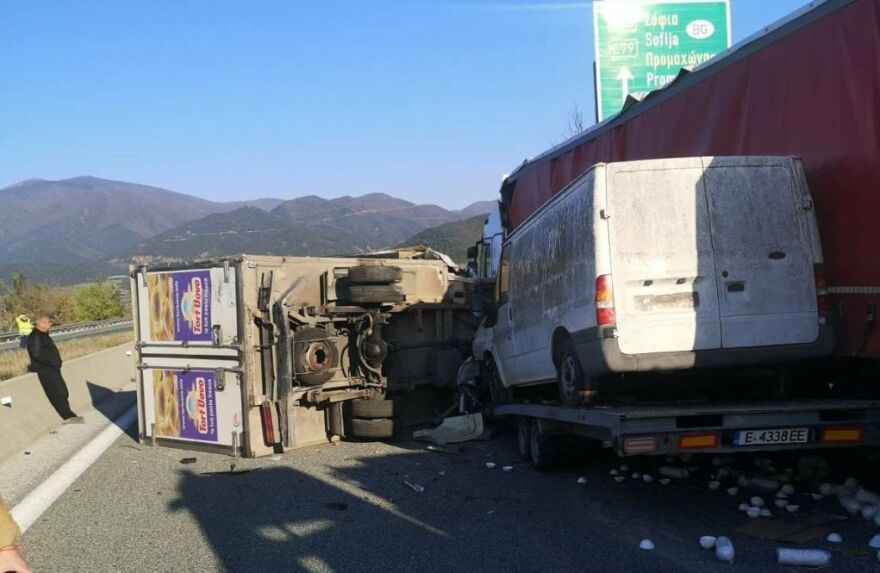 Σοβαρό τροχαίο στην Εγνατία Οδό: Νταλίκα συγκρούστηκε με όχημα οδικής βοήθειας, δείτε εικόνες