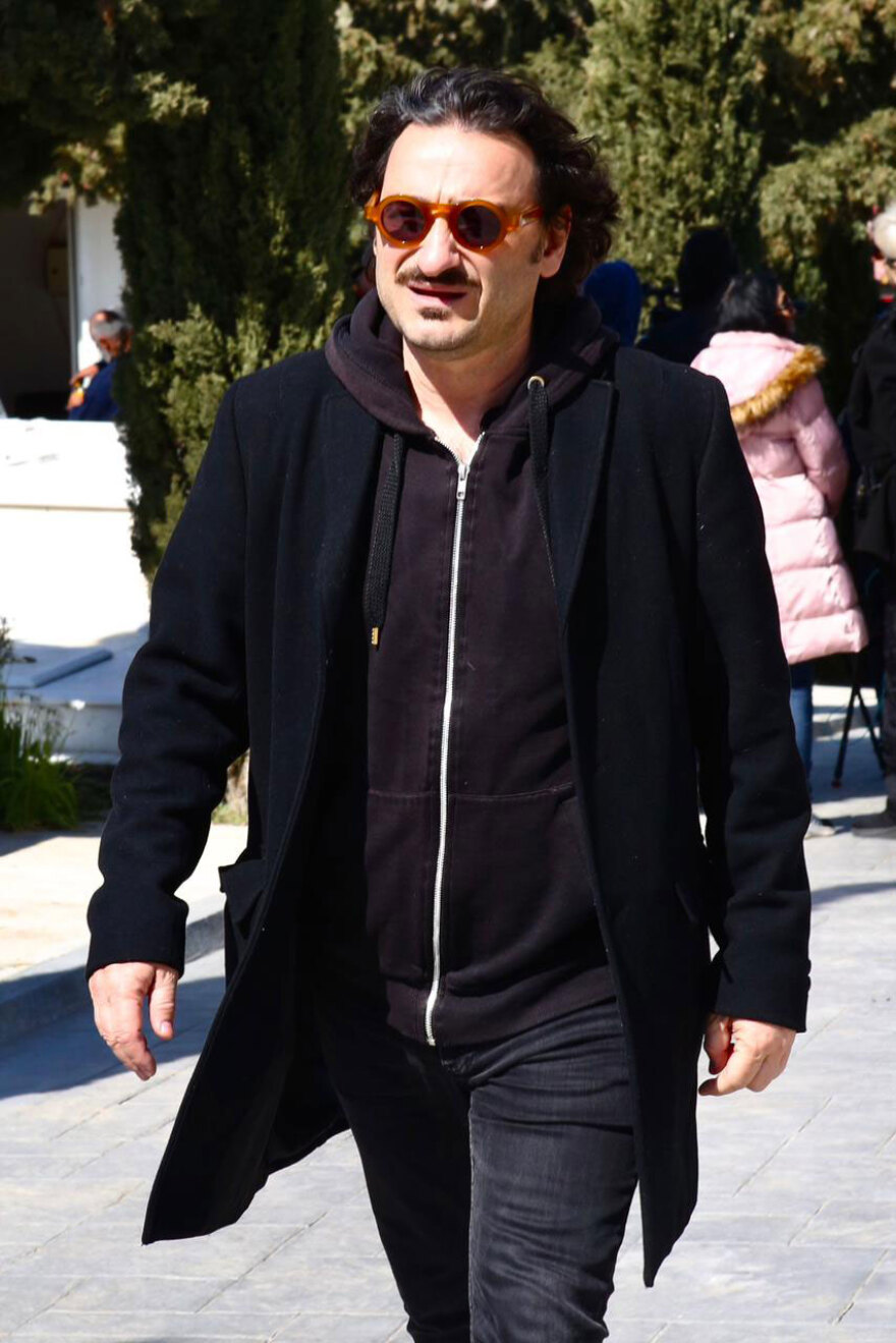 Συγγενείς και φίλοι αποχαιρετούν τον Γιώργο Μαρίνο στο κοιμητήριο Βούλας, δείτε φωτογραφίες και βίντεο