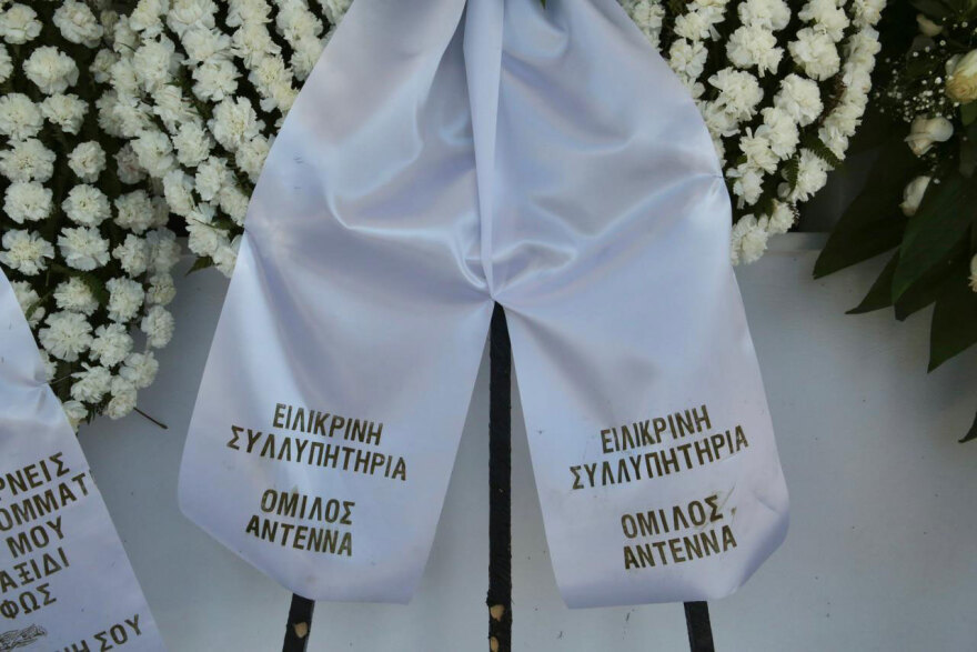 Συγγενείς και φίλοι αποχαιρετούν τον Γιώργο Μαρίνο στο κοιμητήριο Βούλας