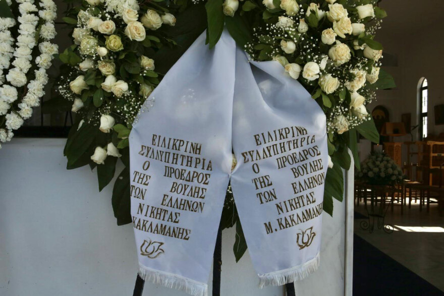 Συγγενείς και φίλοι αποχαιρετούν τον Γιώργο Μαρίνο στο κοιμητήριο Βούλας