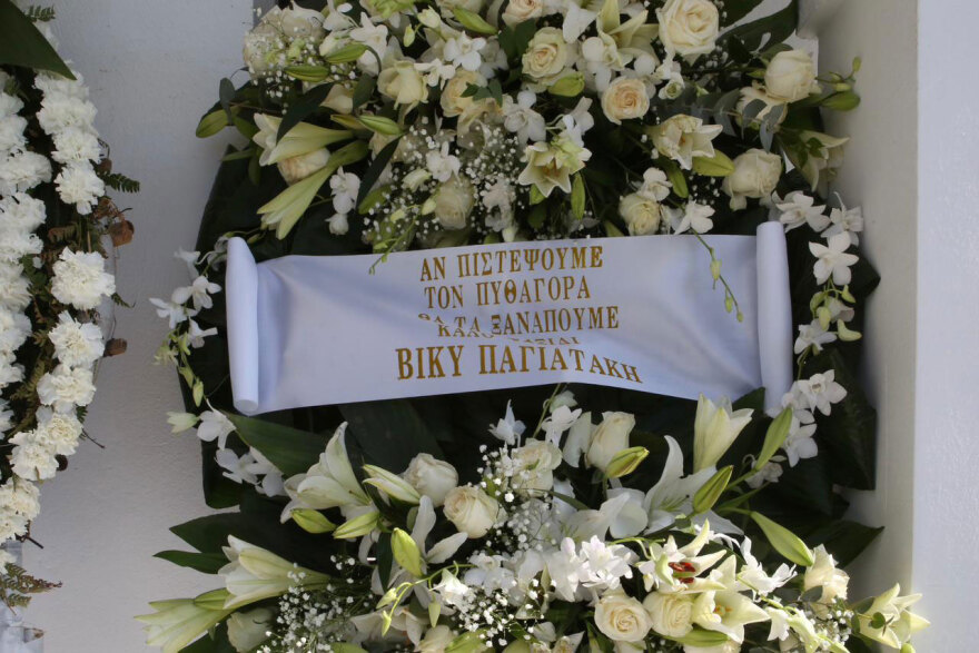 Συγγενείς και φίλοι αποχαιρετούν τον Γιώργο Μαρίνο στο κοιμητήριο Βούλας