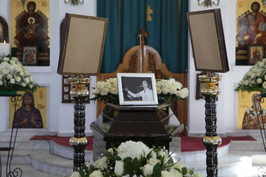 Συγγενείς και φίλοι αποχαιρετούν τον Γιώργο Μαρίνο στο κοιμητήριο Βούλας