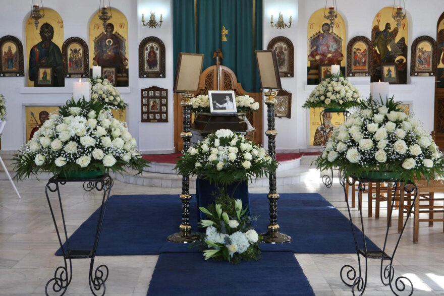 Συγγενείς και φίλοι αποχαιρετούν τον Γιώργο Μαρίνο στο κοιμητήριο Βούλας