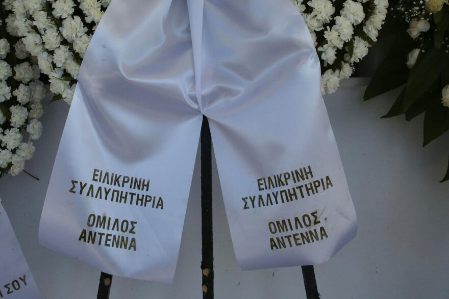 Συγγενείς και φίλοι αποχαιρετούν τον Γιώργο Μαρίνο στο κοιμητήριο Βούλας