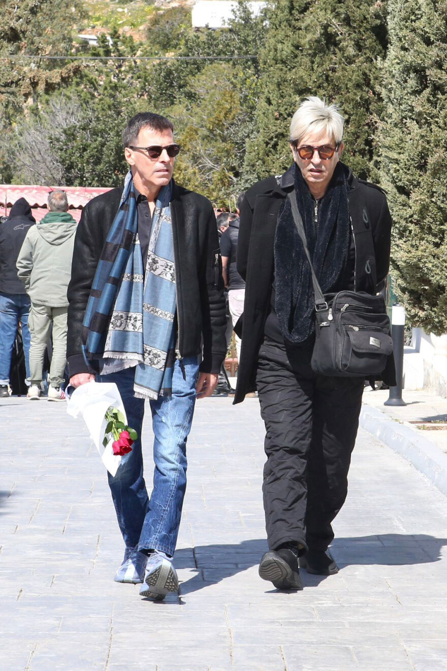 Συγγενείς και φίλοι αποχαιρετούν τον Γιώργο Μαρίνο στο κοιμητήριο Βούλας, δείτε φωτογραφίες και βίντεο