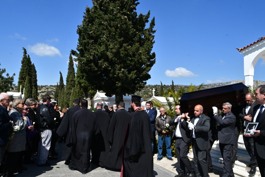 Συγγενείς και φίλοι αποχαιρέτησαν τον Γιώργο Μαρίνο στο κοιμητήριο Βούλας, δείτε φωτογραφίες και βίντεο