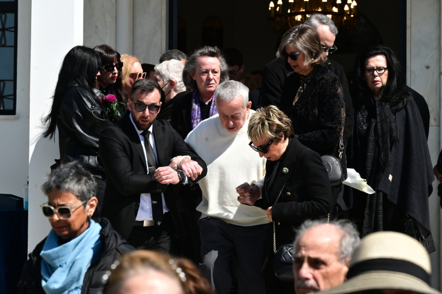 Συγγενείς και φίλοι αποχαιρέτησαν τον Γιώργο Μαρίνο στο κοιμητήριο Βούλας, δείτε φωτογραφίες και βίντεο