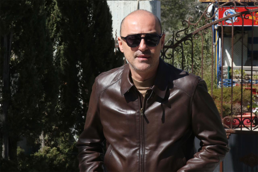 Συγγενείς και φίλοι αποχαιρετούν τον Γιώργο Μαρίνο στο κοιμητήριο Βούλας, δείτε φωτογραφίες και βίντεο