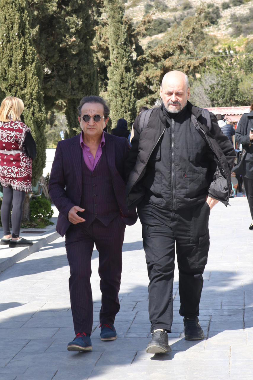 Συγγενείς και φίλοι αποχαιρετούν τον Γιώργο Μαρίνο στο κοιμητήριο Βούλας, δείτε φωτογραφίες και βίντεο