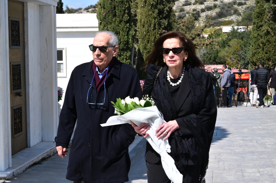 Συγγενείς και φίλοι αποχαιρετούν τον Γιώργο Μαρίνο στο κοιμητήριο Βούλας, δείτε φωτογραφίες και βίντεο