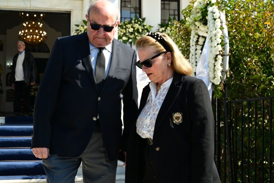 Συγγενείς και φίλοι αποχαιρετούν τον Γιώργο Μαρίνο στο κοιμητήριο Βούλας, δείτε φωτογραφίες και βίντεο