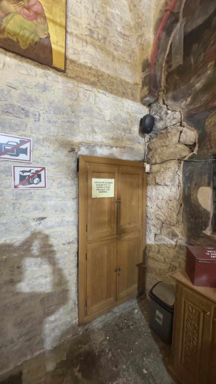 «Ανοιξε» στα δύο το Καθολικό της Μονής Παναγίας Σπηλιάς από τον σεισμό των 4,8 Ρίχτερ, δείτε εικόνες