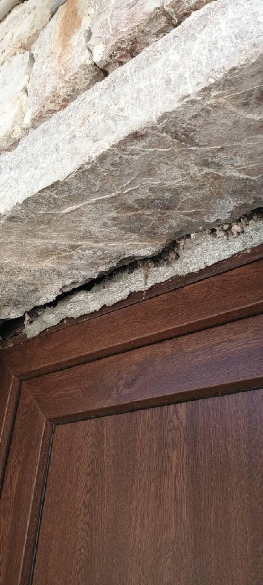 «Ανοιξε» στα δύο το Καθολικό της Μονής Παναγίας Σπηλιάς από τον σεισμό των 4,8 Ρίχτερ, δείτε εικόνες