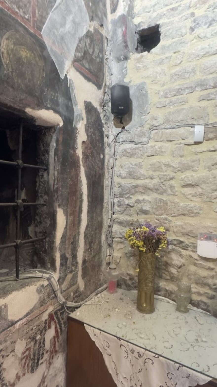 «Ανοιξε» στα δύο το Καθολικό της Μονής Παναγίας Σπηλιάς από τον σεισμό των 4,8 Ρίχτερ, δείτε εικόνες