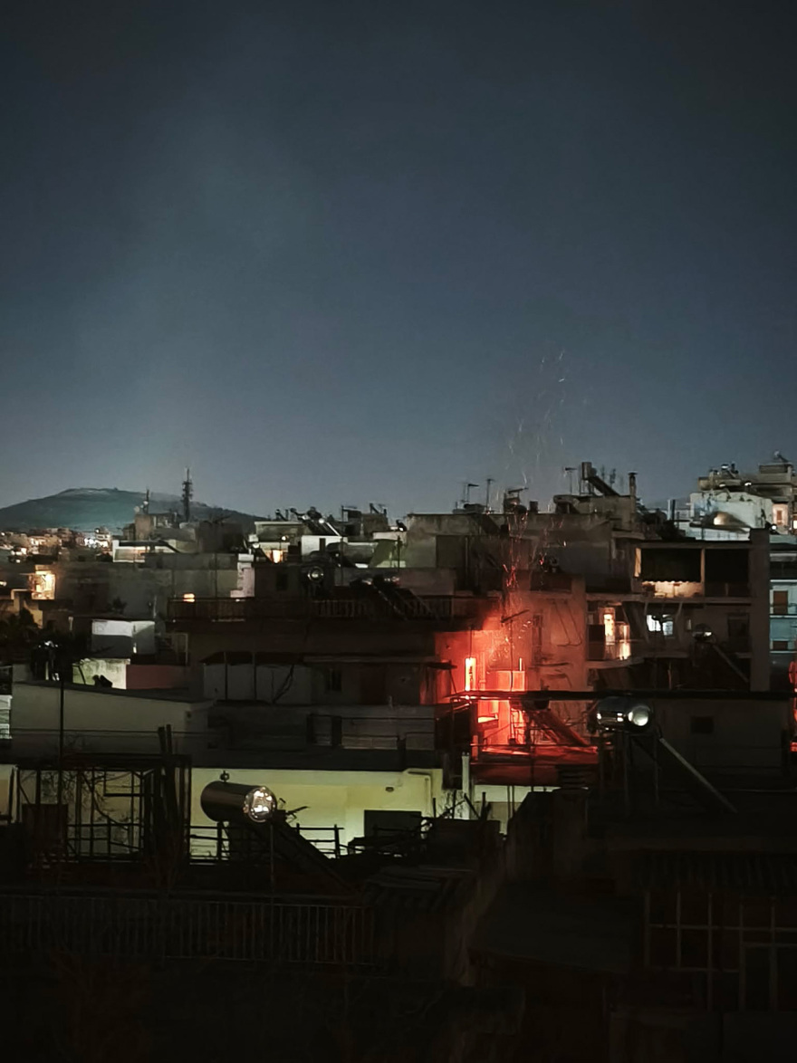 Φωτιά σε δώμα πολυκατοικίας στη Νέα Χαλκηδόνα
