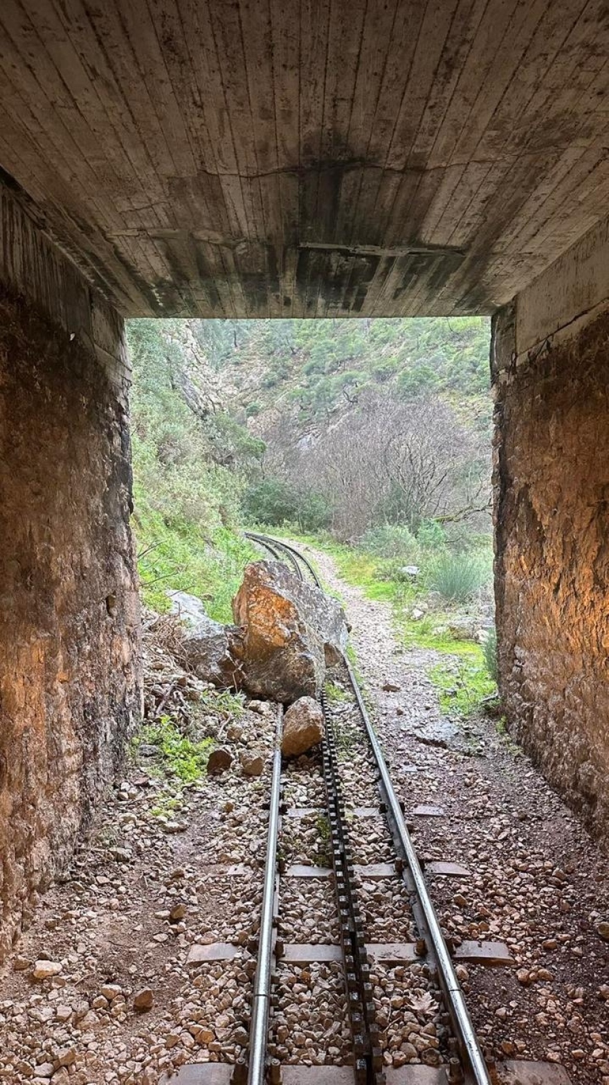 Κατολισθήσεις βράχων στις ράγες του Οδοντωτού, δείτε εικόνες