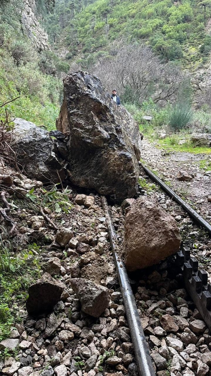 Κατολισθήσεις βράχων στις ράγες του Οδοντωτού, δείτε εικόνες