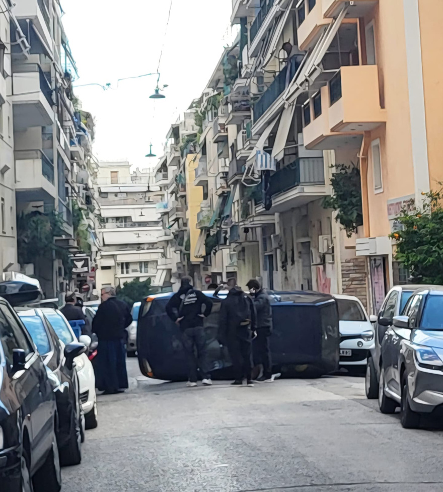 Απεγκλωβίστηκε ο άνδρας από το όχημα που αναποδογύρισε στη μέση του δρόμου στην Κυψέλη, δείτε βίντεο και φωτογραφίες