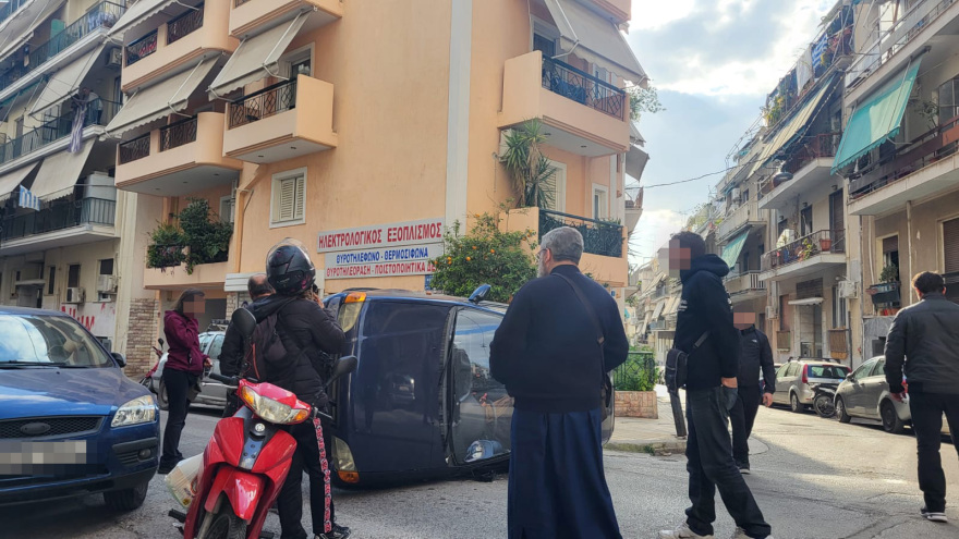 Απεγκλωβίστηκε ο άνδρας από το όχημα που αναποδογύρισε στη μέση του δρόμου στην Κυψέλη, δείτε βίντεο και φωτογραφίες