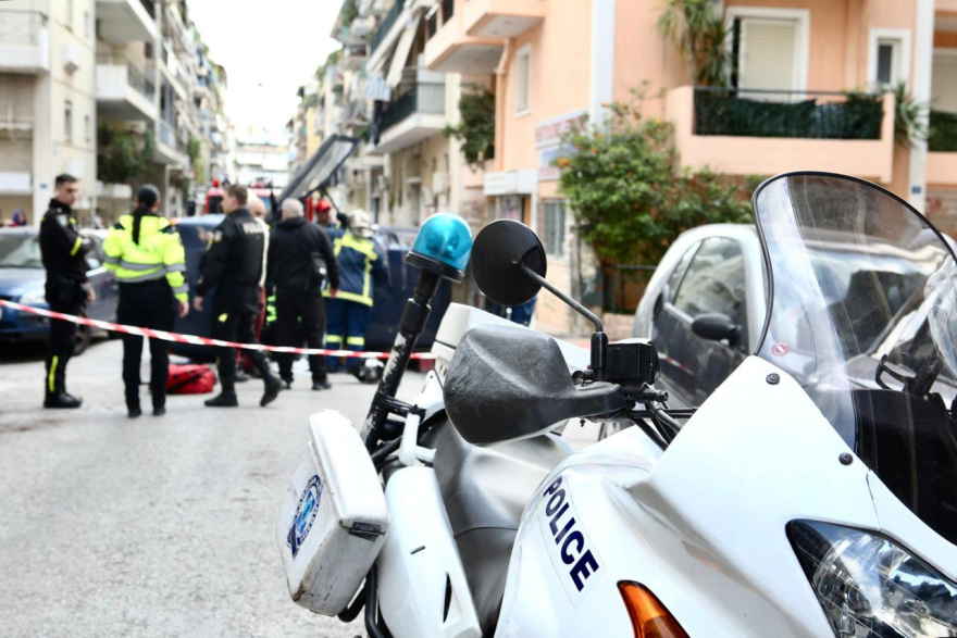 Απεγκλωβίστηκε ο άνδρας από το όχημα που αναποδογύρισε στη μέση του δρόμου στην Κυψέλη, δείτε βίντεο και φωτογραφίες