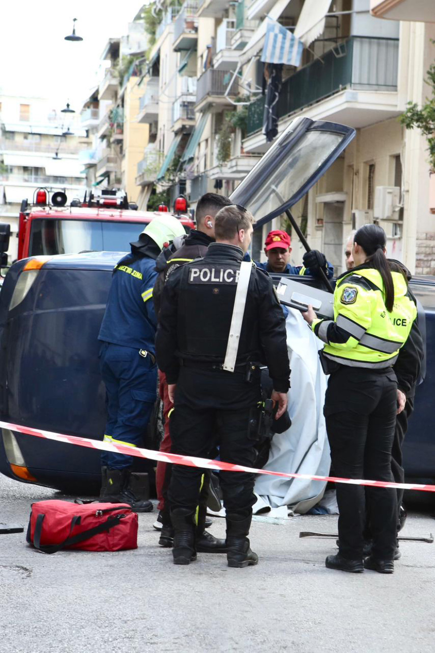 Απεγκλωβίστηκε ο άνδρας από το όχημα που αναποδογύρισε στη μέση του δρόμου στην Κυψέλη, δείτε βίντεο και φωτογραφίες