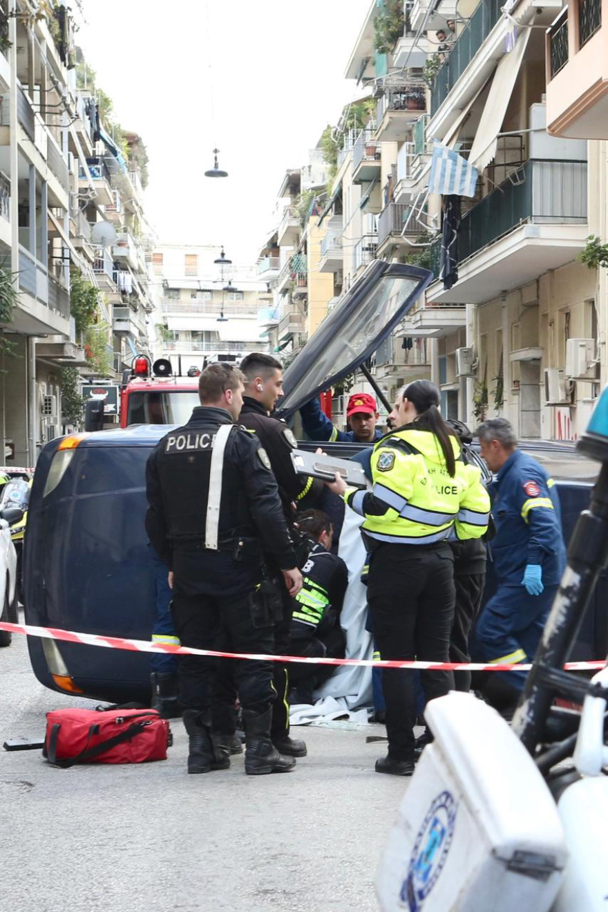 Απεγκλωβίστηκε ο άνδρας από το όχημα που αναποδογύρισε στη μέση του δρόμου στην Κυψέλη, δείτε βίντεο και φωτογραφίες