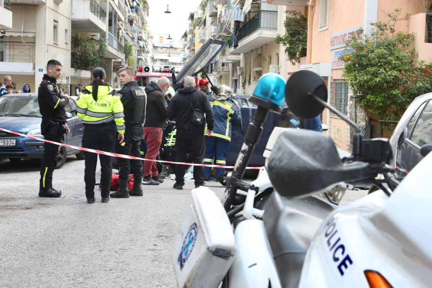 Απεγκλωβίστηκε ο άνδρας από το όχημα που αναποδογύρισε στη μέση του δρόμου στην Κυψέλη, δείτε βίντεο και φωτογραφίες