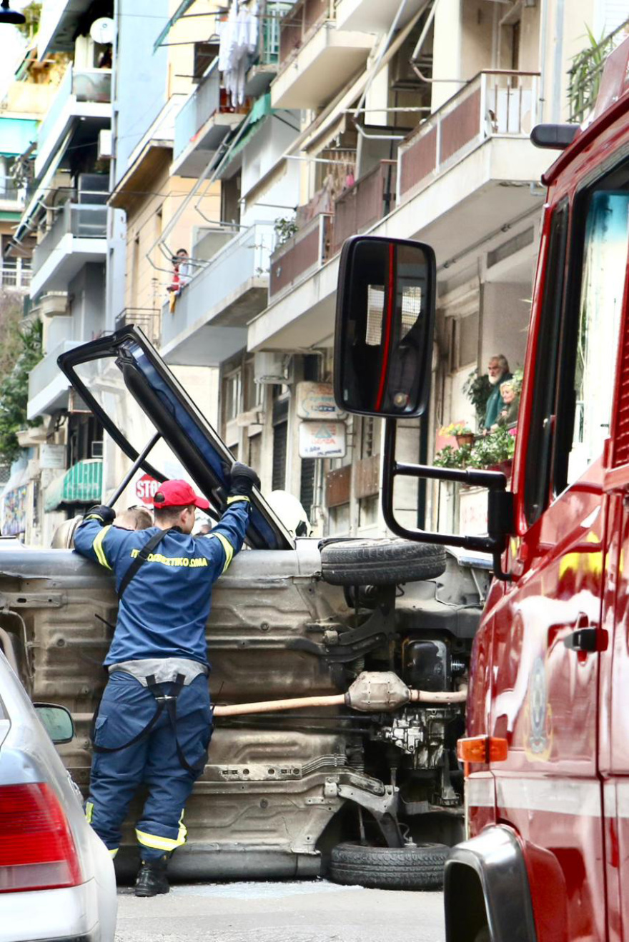 Απεγκλωβίστηκε ο άνδρας από το όχημα που αναποδογύρισε στη μέση του δρόμου στην Κυψέλη, δείτε βίντεο και φωτογραφίες