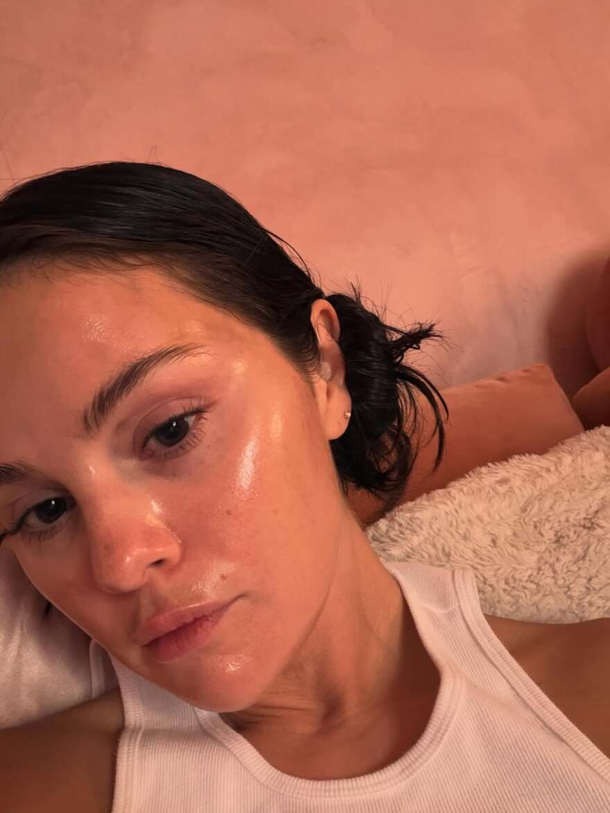 Οι αγκαλιές της Σελένα Γκόμεζ με τον Μπένι Μπλάνκο στην παραλία