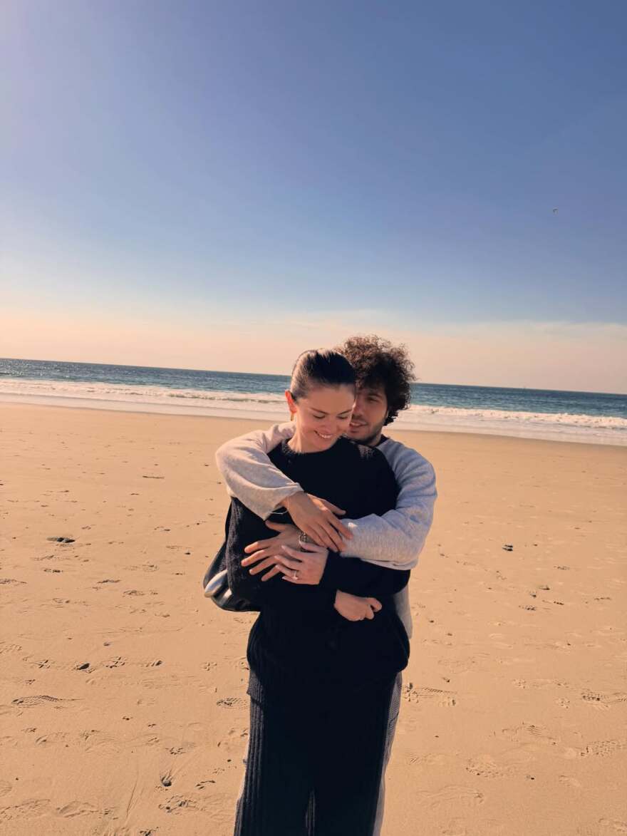 Οι αγκαλιές της Σελένα Γκόμεζ με τον Μπένι Μπλάνκο στην παραλία