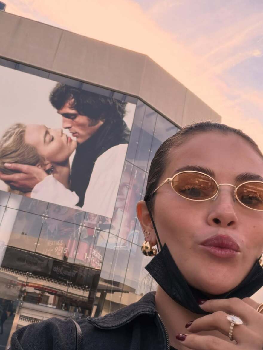 Οι αγκαλιές της Σελένα Γκόμεζ με τον Μπένι Μπλάνκο στην παραλία