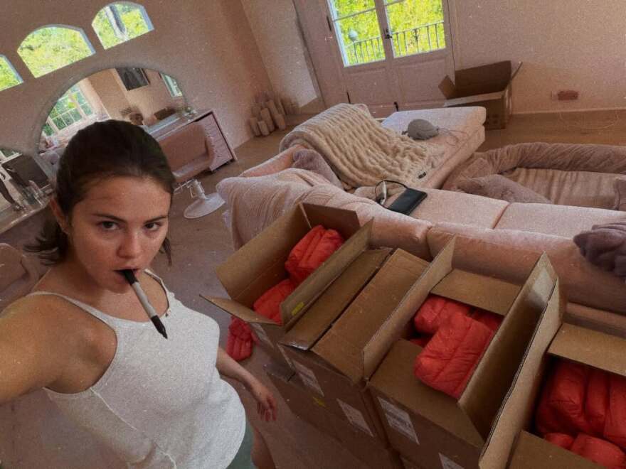 Οι αγκαλιές της Σελένα Γκόμεζ με τον Μπένι Μπλάνκο στην παραλία