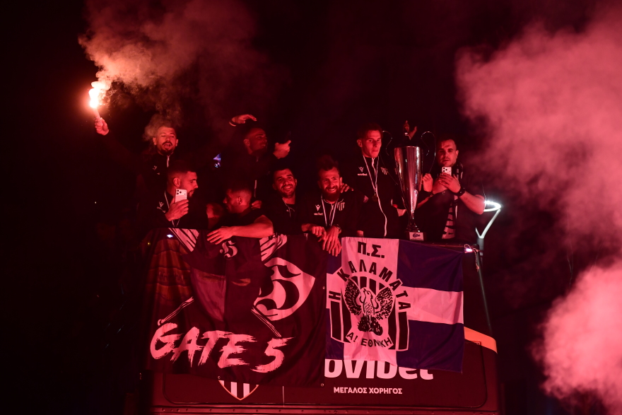 «Κάηκε» η Καλαμάτα μετά την απονομή της κούπας: Η βόλτα των πρωταθλητών με το ανοιχτό πούλμαν και η αποθέωση από τον κόσμο, βίντεο 